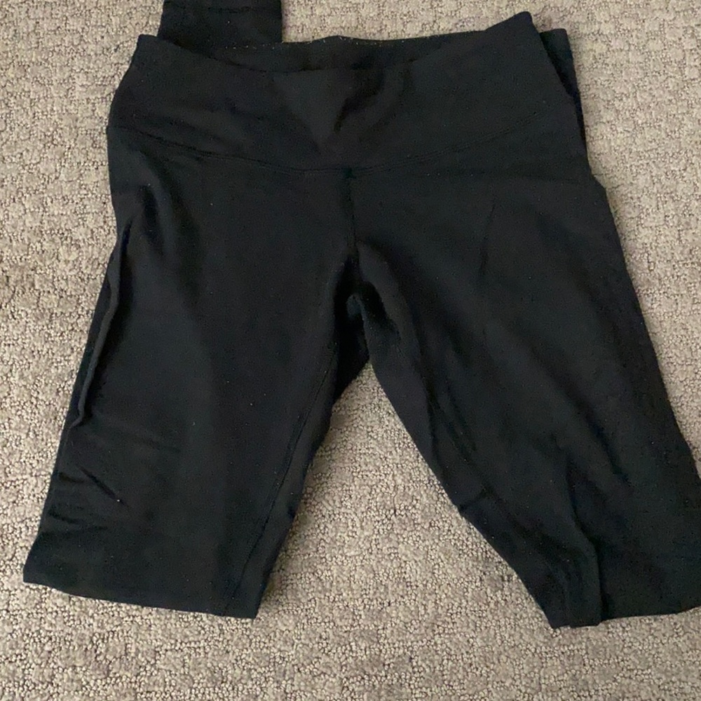 Black lululemons.